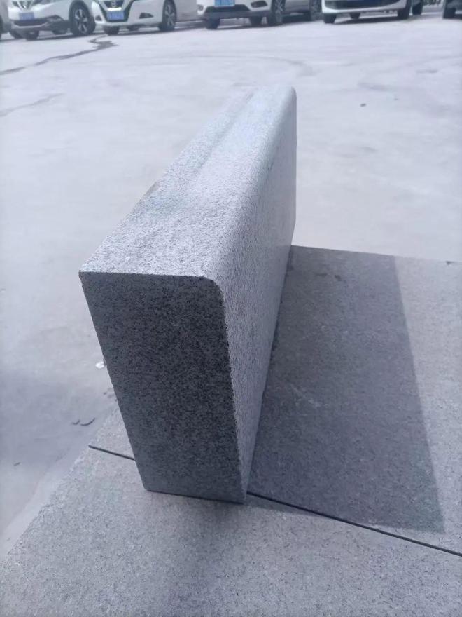芝麻白路沿石价格与质量的关系 为何不断不裂的路沿石更值得投资
