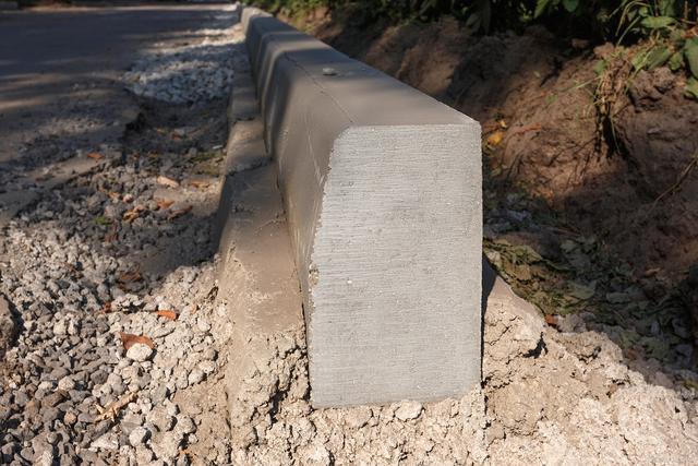 路牙石与路沿石 定义、作用与施工要点
